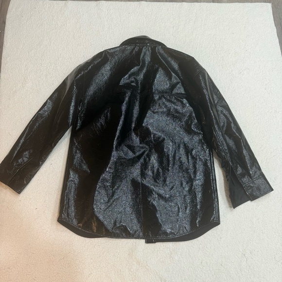 Aritzia Babaton Oversized Pelli Black Faux Shiny Leather Shirt Jacket Size Small - Picture 9 of 9